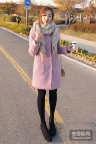 浅紫色大衣+遮肚腩  穿出甜美可人的造型
