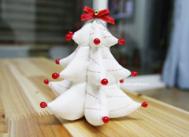 圣诞节装饰品 宝塔形的白色圣诞树