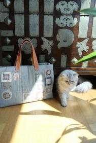 阳光下的拼布包和猫咪