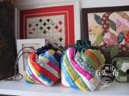 民族风菠萝包：条形绸缎拼布小包