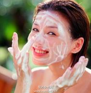 美容护肤：科学使用洗面奶保持肌肤活力