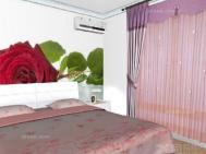 家居风水：可爱粉色的卧室窗帘效果图