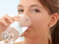 夏季养生：身体缺水八症状 三种食物补水好