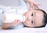 怎么预防新生宝宝呛奶?