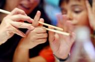 教宝宝用筷子吃饭促进大脑发育