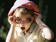 6岁前的孩子慎戴太阳镜