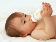 小心宝宝不良的喝奶习惯会变丑哦