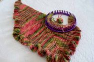 巧用编织器编织漂亮的披肩围巾