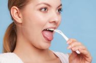如何正确的清洗舌苔防止舌苔厚白 舌苔厚白是怎么回事