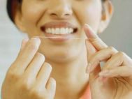 如何正确的使用牙线棒和牙线卷清理牙齿缝隙