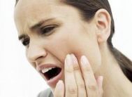 口腔溃疡病因及治疗方法