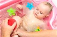 正确的喂奶姿势 可预防宝宝吐奶