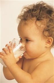每天6杯水可缓解孕期便秘