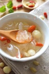 皂角米银耳莲子汤的做法