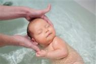炎热夏季如何给宝宝洗一个安全清凉澡——嘟嘟喜欢洗澡澡
