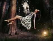 Photoshop合成创意的在森林中漂浮的女孩