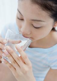 发烧的时候多喝水有什么好处？