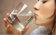 睡前喝水会水肿吗？如何正确喝水？