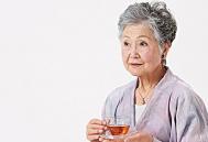 老年人适量喝水有助治心绞痛