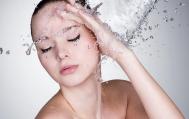 实用补水方法应对肌肤干燥缺水问题