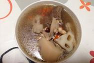 正宗美味猪骨莲藕汤的做法