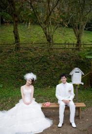 Photosho调出公园婚纱相片漂亮的暗红色效果教程