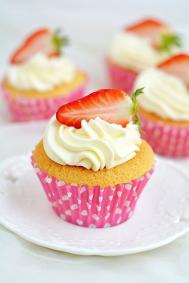 草莓奶油杯子蛋糕——三八节 犒劳自己的小甜品的做法
