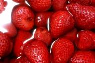 夏天吃不完草莓的好去处冰镇草莓罐头的家常做法