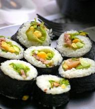 玉米金枪鱼寿司的吃法