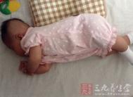 宝宝辗转睡不好 直接影响大脑发育