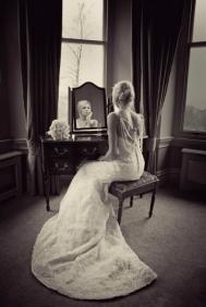用镜子来拍摄有趣的婚纱照