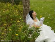Photoshop婚纱照片处理教程:草地陶醉的新娘