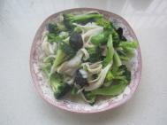 怎样做蟹味菇烩西兰花 蟹味菇烩西兰花做法