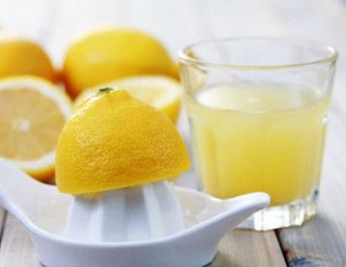 柠檬片泡水有哪些功效 柠檬片泡水的功效有哪些