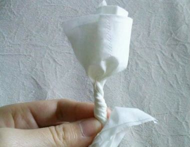怎么用餐巾纸折玫瑰花 餐巾纸玫瑰花的折法图解