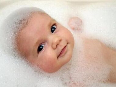 婴儿洗澡可以用沐浴露吗 婴儿洗澡使用沐浴露要注意