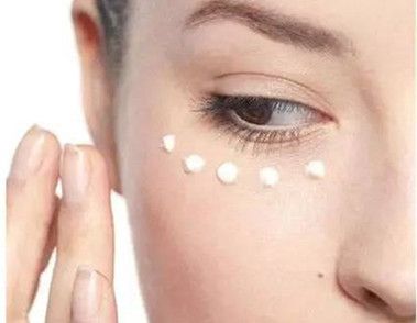 眼霜的使用误区有哪些 如何正确使用眼霜