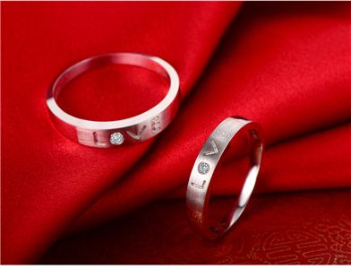 订婚与结婚戒指有什么不同 不同戴法的戒指有什么含义