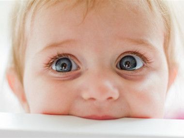 宝宝眼睛一大一小是怎么回事 为什么宝宝眼睛一大一小