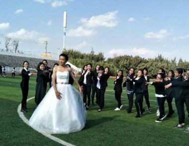 云南高校毕业照男生穿婚纱 毕业照怎么拍有创意
