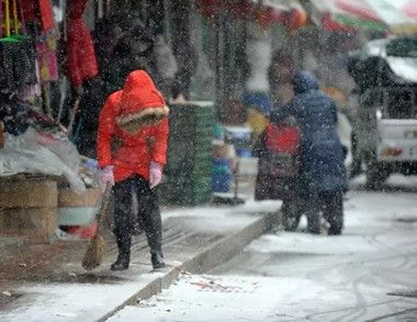 湖南多地迎来2017年第一场雪 下雪天出行要注意什么