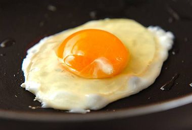 蛋黄不熟会导致食物中毒吗