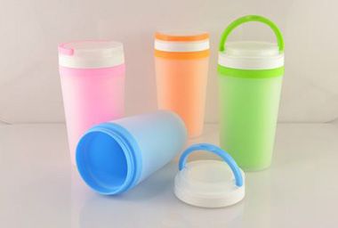 用塑料杯喝水易导致中毒