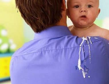 宝宝吐奶有奶瓣怎么回事 有异常需及时就医