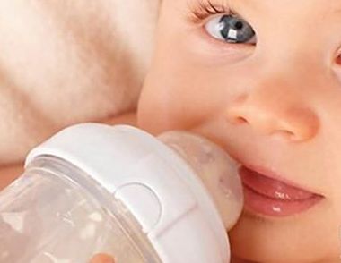 宝宝吐奶是不是受凉了 春季要特别护理宝宝