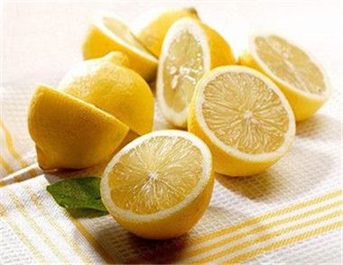 柠檬片有哪些功效 柠檬片泡水的功效