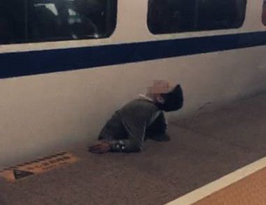 南京南站一男子被高铁卡住不幸身亡 乘坐高铁要注意什么