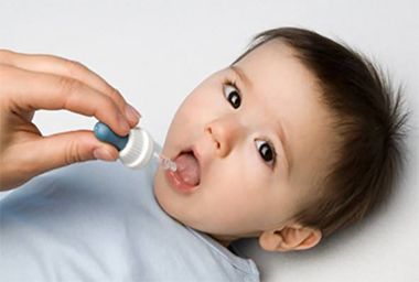 如何给宝宝喂药 可使用辅助工具