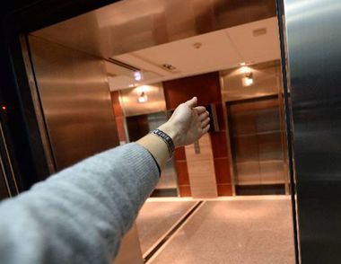 男子误进故障电梯被困  乘箱式电梯要注意什么