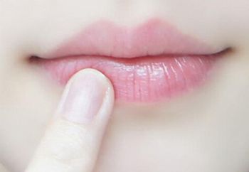 唇部干燥怎么办 唇部护理方法